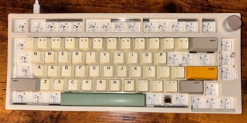 یک کیبورد مکانیکی با کلیدهای سفید، طوسی و زرد که برخی از کلیدهای ردیف بالا نصب نشدهاند.