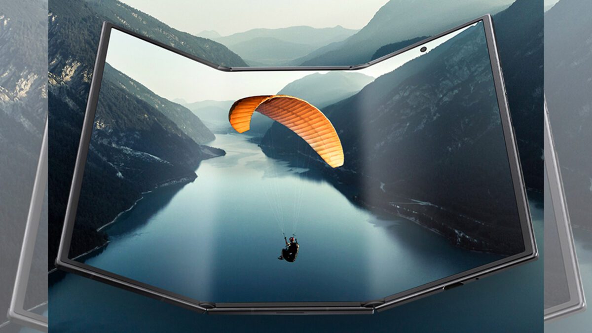 رندر تبلیغاتی گوشی Galaxy Z TriFold با صفحه نمایش بزرگ تاشو.