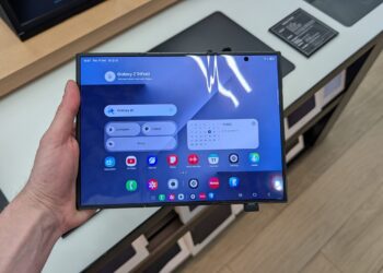 تصویر واقعی گوشی تاشوی سه لایه سامسونگ Galaxy Z TriFold در دست کاربر.