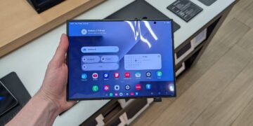 تصویر واقعی گوشی تاشوی سه لایه سامسونگ Galaxy Z TriFold در دست کاربر.