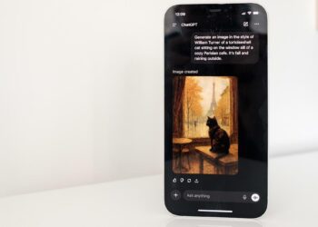 عکس از گوشی آیفون که صفحه چت ChatGPT و تصویر نقاشی شده یک گربه را نشان می‌دهد.