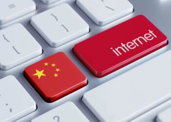 نمای نزدیک از دکمههای کیبورد که یکی از آنها دارای پرچم چین و دیگری کلمه internet است.