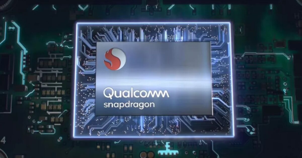 تصویر گرافیکی از یک تراشه پردازنده اسنپدراگون (Snapdragon) کوالکام روی برد الکترونیکی.