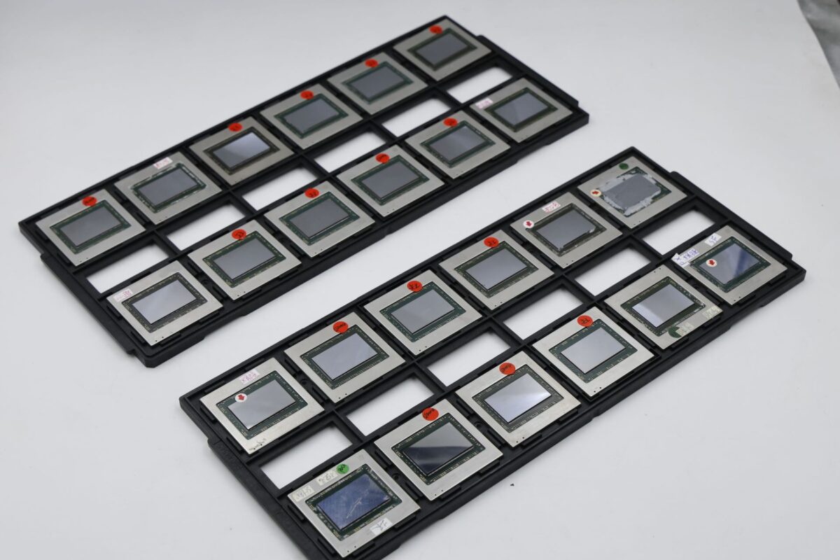 نمای کلی از دو سینی پلاستیکی حاوی تراشه‌های گرافیکی RDNA 2 که برخی دارای علامت‌گذاری هستند.