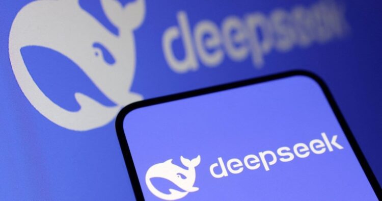 لوگوی DeepSeek (شکل نهنگ) روی صفحه نمایش تلفن هوشمند و یک مانیتور.