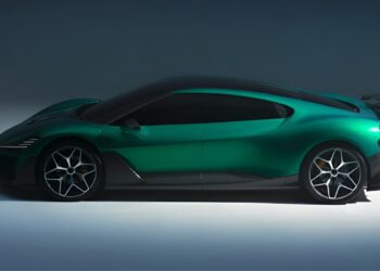 نمای جانبی کامل ابرخودروی برقی Dreame با بدنه‌ای کشیده و کم‌ارتفاع، سقف شیب‌دار کوپه‌ای و خطوط آیرودینامیکی برجسته