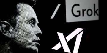 طرح گرافیکی از چهره ایلان ماسک در کنار لوگوهای xAI و چت‌بات Grok.