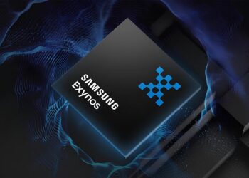رندر رسمی تراشه Samsung Exynos 2500 با طراحی مربعی و لوگوی Exynos، شناور در پسزمینهای دیجیتال با موجهای نور آبی، نشاندهنده پردازنده موبایل پیشرفته سامسونگ
