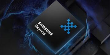 رندر رسمی تراشه Samsung Exynos 2500 با طراحی مربعی و لوگوی Exynos، شناور در پس‌زمینه‌ای دیجیتال با موج‌های نور آبی، نشان‌دهنده پردازنده موبایل پیشرفته سامسونگ