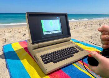 تصویری از لپ تاپ کمودور ۶۴ کنار ساحل