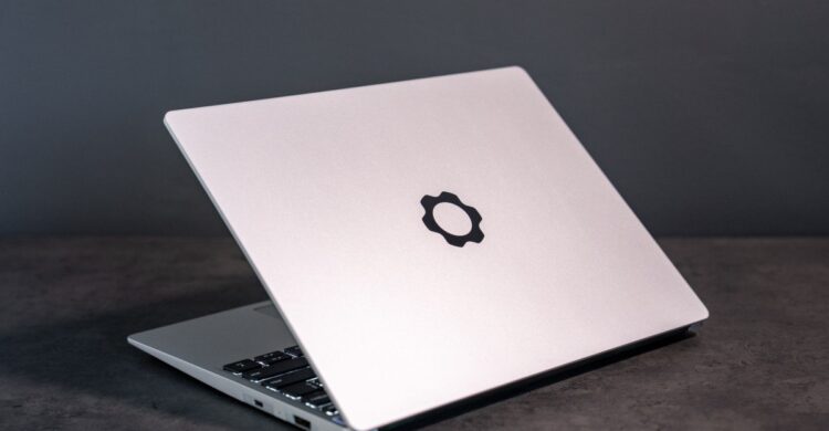 نمای نیم‌رخ لپ‌تاپ Framework که طراحی باریک و لوگوی برند روی درب آن را نشان می‌دهد.