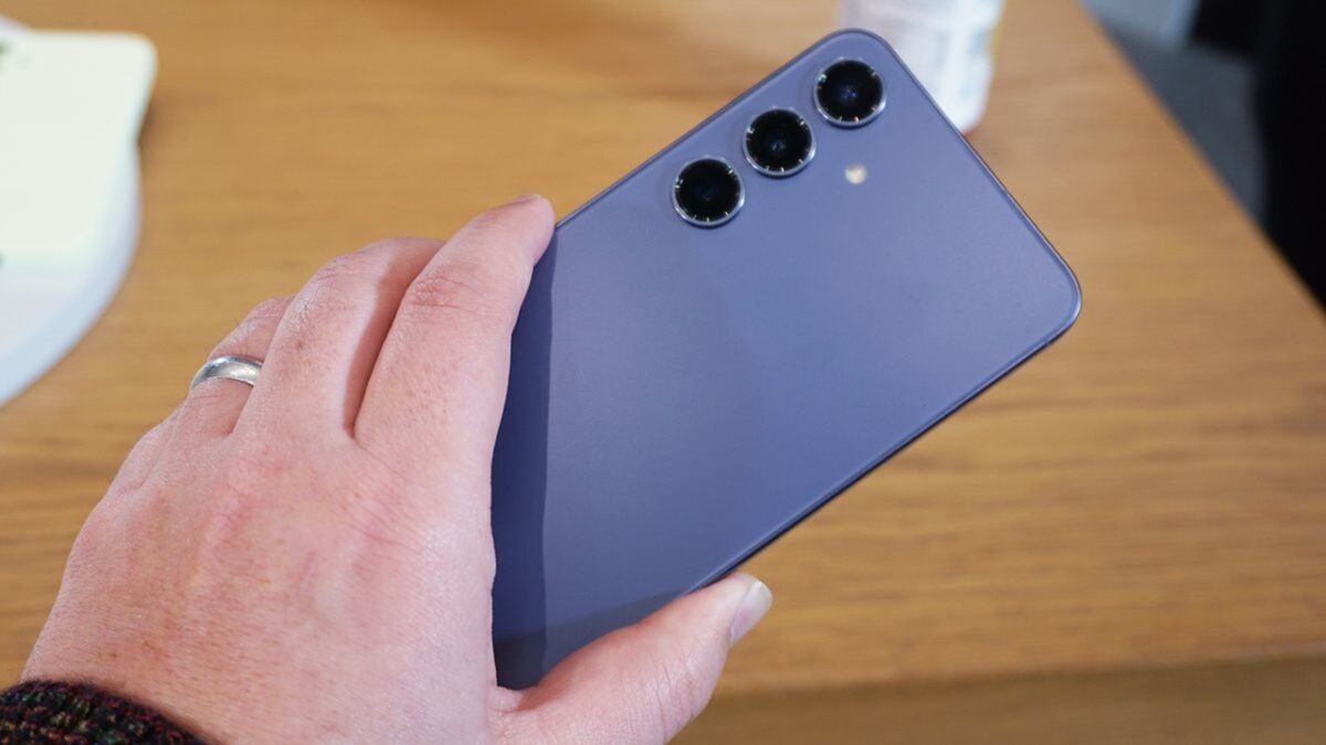 گلکسی S25 پلاس از همان چیپست پرچمدار سری S25 استفاده میکند و عملکرد GPU آن تفاوت محسوسی با نسخههای بالاتر ندارد.