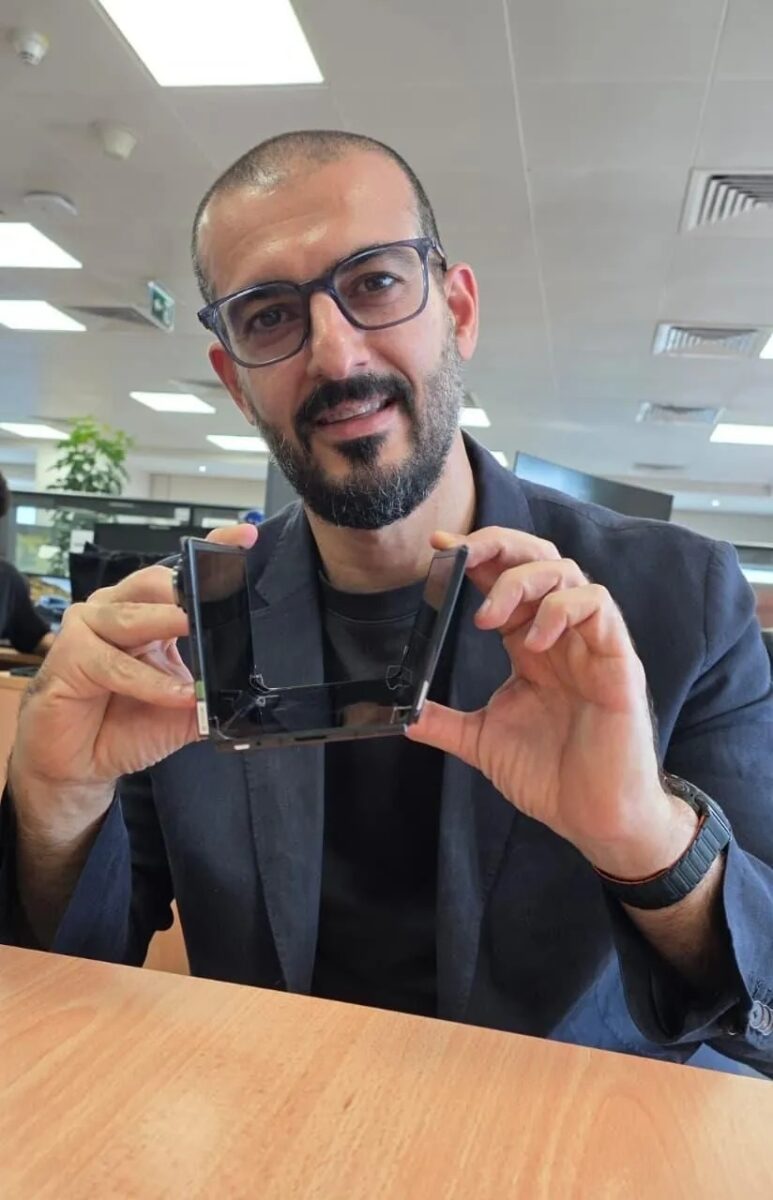 مدیر سامسونگ در حال نگه داشتن نمونه اولیه گوشی تاشو سه لایه (Tri-Fold) در حالت نیمهباز.