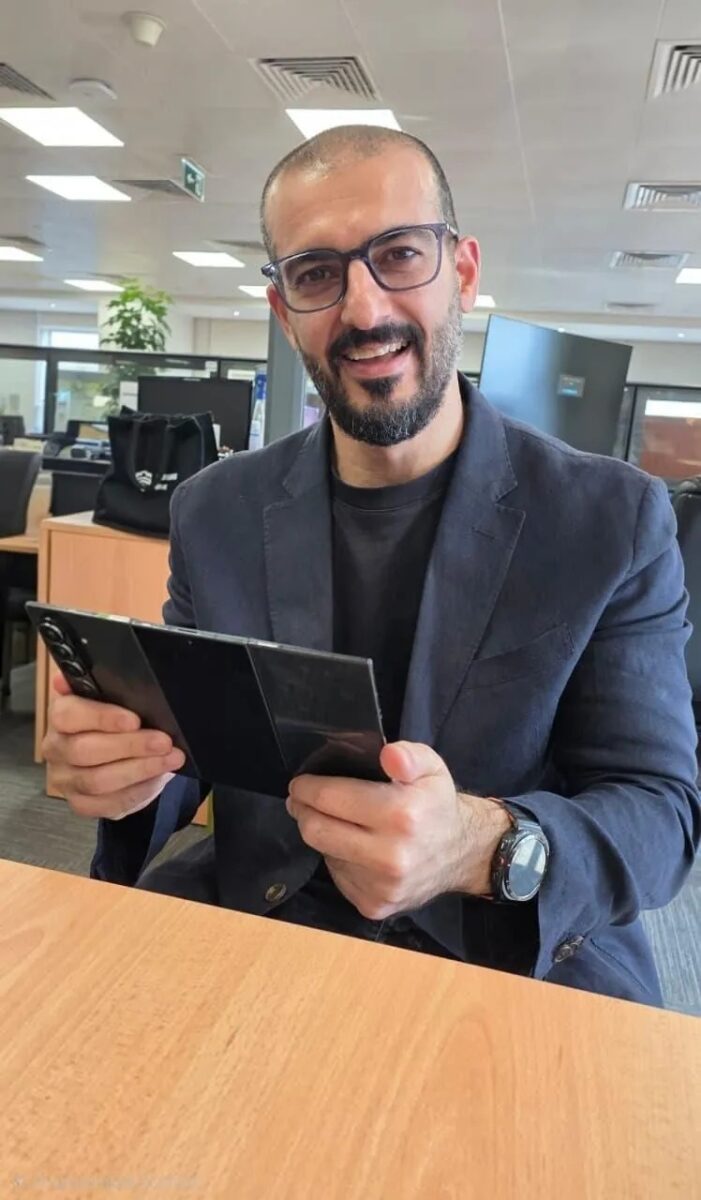 مدیر سامسونگ در حال نمایش صفحه نمایش کاملاً باز شده و بزرگ گوشی Galaxy Z TriFold.