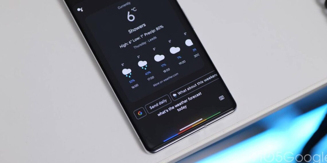 نمای نزدیک از صفحه گوشی هوشمند که ویجت آب‌وهوا و نوار رنگی دستیار گوگل را نشان می‌دهد.