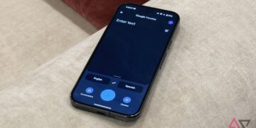 گوشی هوشمند روی مبل که صفحه اصلی اپلیکیشن گوگل ترنسلیت را نشان میدهد.