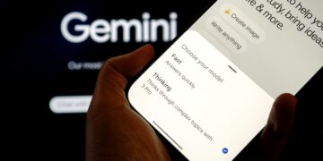 یک دست در حال نگه داشتن یک گوشی هوشمند با صفحه نمایش رابط کاربری Gemini 3، که گزینه‌های انتخاب مدل (Fast و 3 Pro) را نشان می‌دهد.