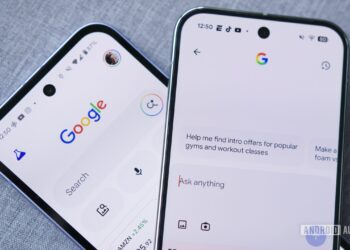 نمایش رابط کاربری هوش مصنوعی و جستجوی گوگل در صفحه نمایش دو گوشی موبایل کنار هم.