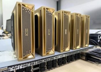 مینی پیسی طلایی رنگ مدل LinSeer MegaCube با عنوان ایستگاه کاری هوش مصنوعی.