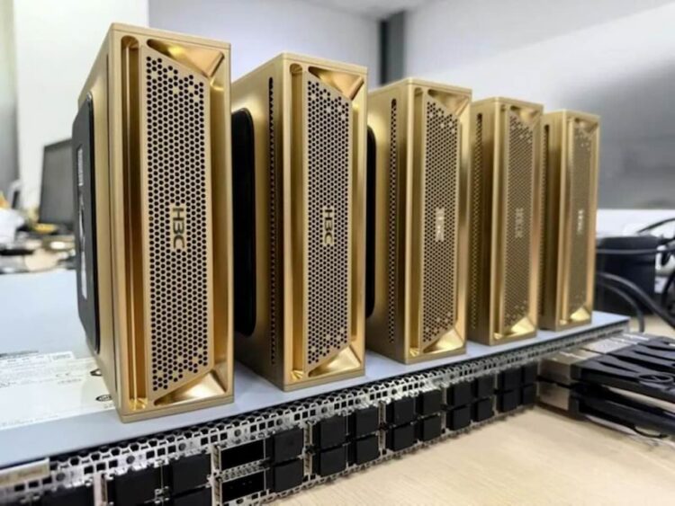 مینی پی‌سی طلایی رنگ مدل LinSeer MegaCube با عنوان ایستگاه کاری هوش مصنوعی.