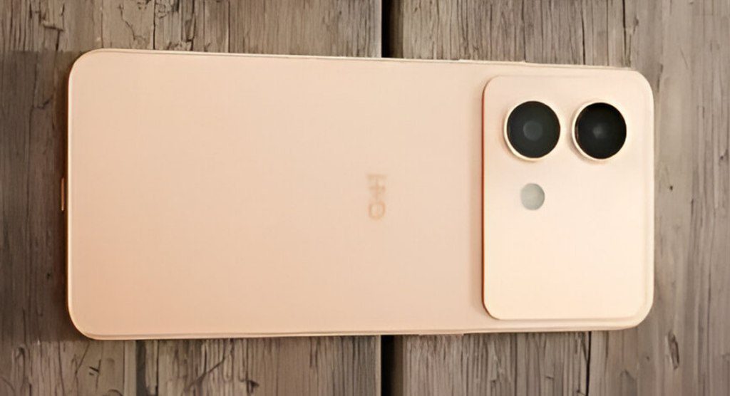 نمای افقی از پشت گوشی هوشمند HMD Vibe 2 به رنگ مسی-طلایی روی سطح چوبی.