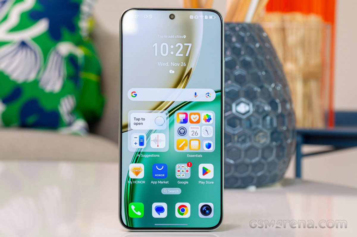 نمای جلوی گوشی آنر با صفحه نمایش روشن و آیکون‌های برنامه.