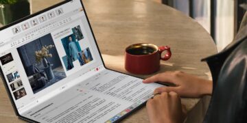 کار با یک دستگاه تاشوی بزرگ هواوی روی میز که رابط کاربری چندپنجره‌ای سیستم‌عامل HarmonyOS را نشان می‌دهد.