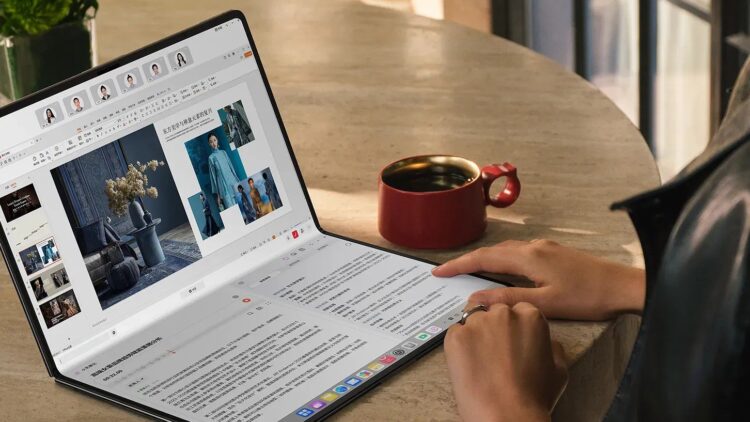 کار با یک دستگاه تاشوی بزرگ هواوی روی میز که رابط کاربری چندپنجره‌ای سیستم‌عامل HarmonyOS را نشان می‌دهد.