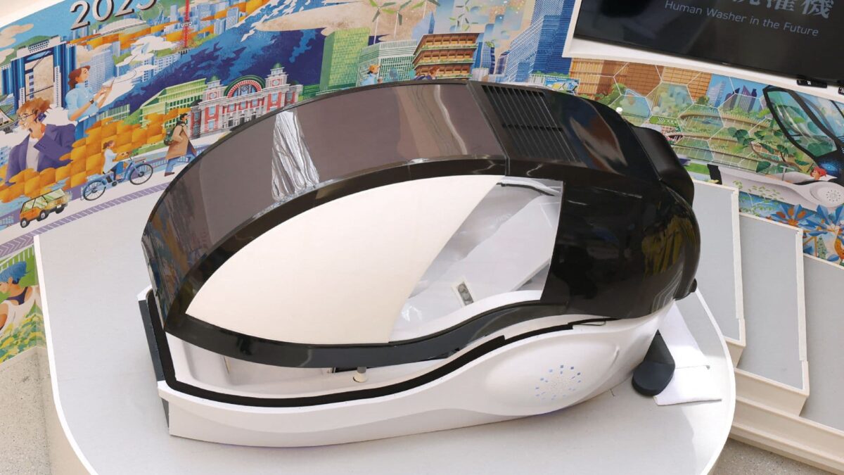 نمای جانبی ماشین «شست‌وشوی انسانی» در نمایشگاه ۲۰۲۵ اوساکا