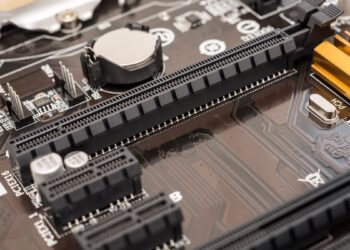 نمای نزدیک از اسلات‌های PCIe (پی‌سی‌آی اکسپرس) روی یک مادربورد کامپیوتر.