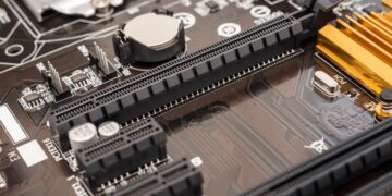 نمای نزدیک از اسلاتهای PCIe (پیسیآی اکسپرس) روی یک مادربورد کامپیوتر.