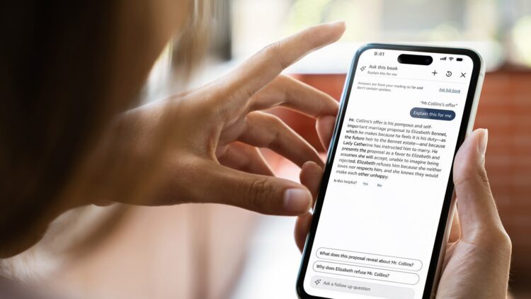 نمایش قابلیت دستیار هوش مصنوعی در اپلیکیشن موبایل کیندل برای توضیح متن کتاب.