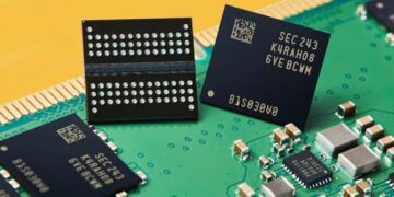 نمای کلوزآپ از تراشه‌های حافظه Samsung با نشان SEC و کدهای فنی، نصب‌شده روی برد الکترونیکی سبزرنگ، مرتبط با فناوری DRAM و نیمه‌هادی‌های پیشرفته