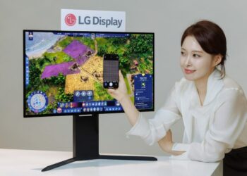 نمایش مانیتور ۴۲ اینچ OLED ال‌جی با کیفیت 4K و نرخ نوسازی ۲۴۰ هرتز در کنار مدل تبلیغاتی.