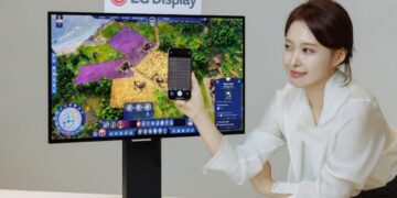 نمایش مانیتور ۴۲ اینچ OLED ال‌جی با کیفیت 4K و نرخ نوسازی ۲۴۰ هرتز در کنار مدل تبلیغاتی.