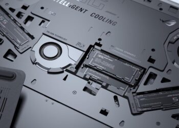 نمای داخلی یک لپتاپ گیمینگ که دو اسلات رم SO-DIMM DDR5 و درایو SSD را نشان میدهد.