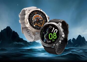 دو مدل ساعت هوشمند لنوو Watch GT Pro با بندهای مشکی و سفید در مقابل پس‌زمینه‌ای از کوه‌های یخی.