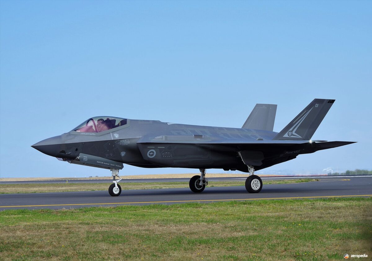 جنگنده نسل پنجمی F-35 Lightning II در حال حرکت روی بان
