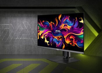 نمای زاویه‌دار مانیتور گیمینگ MSI مدل MAG 272QP QD-OLED X24 با تصویر پس‌زمینه رنگارنگ انتزاعی.