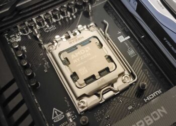 نمای نزدیک از پردازنده AMD Ryzen 7 9800X3D نصب شده بر روی سوکت مادربرد MSI.