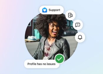 تصویر پروفایل کاربر که توسط آیکونهای پشتیبانی احاطه شده و یک تیک سبز با پیام «پروفایل مشکلی ندارد» در زیر آن قرار دارد.