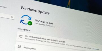 صفحه تنظیمات «Windows Update» که پیام سبز رنگِ بهروز بودن سیستم را نشان میدهد.