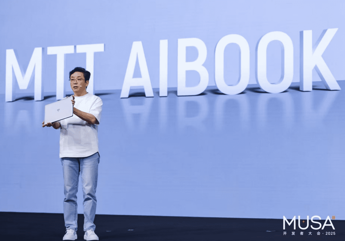 نمایش لپ‌تاپ MTT AIBook توسط مدیر شرکت در کنفرانس MUSA 2025.
