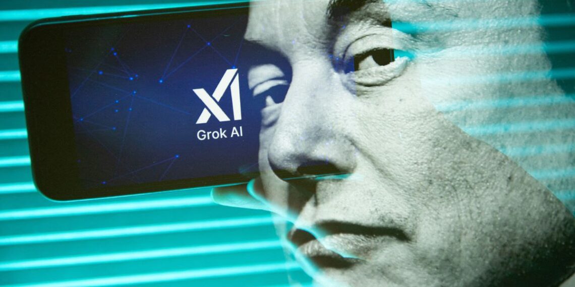 تصویر ترکیبی از چهره ایلان ماسک و یک گوشی هوشمند که لوگوی Grok AI را نمایش می‌دهد.