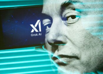 تصویر ترکیبی از چهره ایلان ماسک و یک گوشی هوشمند که لوگوی Grok AI را نمایش می‌دهد.