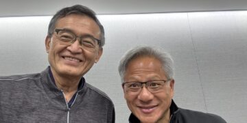 عکس سلفی پت گلسینجر (مدیرعامل اینتل) و جن‌سون هوآنگ (مدیرعامل انویدیا) در حالی که لبخند می‌زنند.