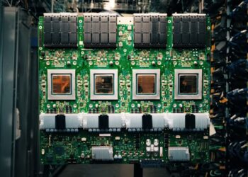 برد مدار سبز Google TPU با چهار تراشه و هیت سینک‌های بزرگ.