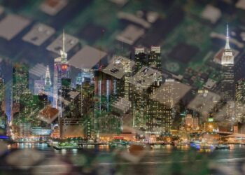 تصویری ترکیبی از خط افق شهر نیویورک در شب که با لایهای از بردهای الکترونیکی و قطعات سختافزاری کامپیوتری پوشانده شده است.