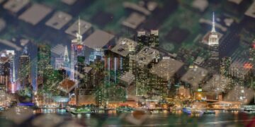 تصویری ترکیبی از خط افق شهر نیویورک در شب که با لایه‌ای از بردهای الکترونیکی و قطعات سخت‌افزاری کامپیوتری پوشانده شده است.