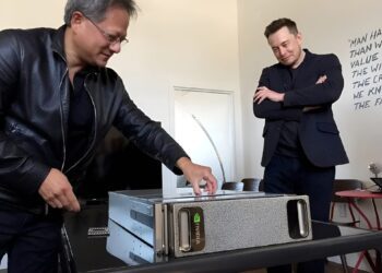 جنسن هوانگ (Jensen Huang) و ایلان ماسک (Elon Musk) در کنار یک ابرکامپیوتر هوش مصنوعی Nvidia.